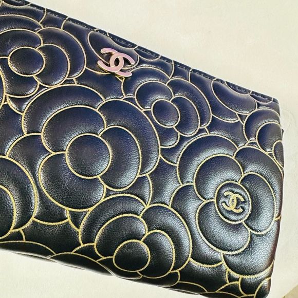 New Rare Chanel Camellia Black Gold Lambskin Embossed Leather Cosmetic Travel Po - Picture 8 of 13